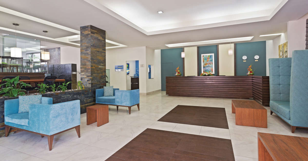 Een foto van het interieur van La Quinta Inn & Suites Cancun