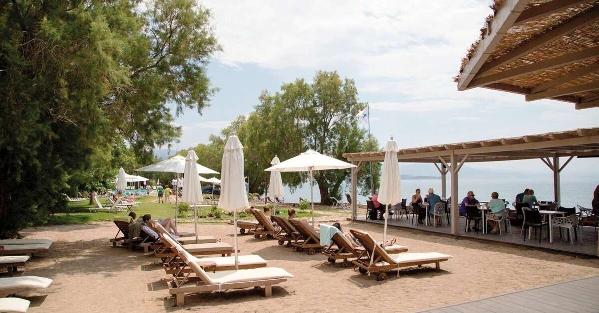 Een foto van het terras bij Olive Press Aparthotel