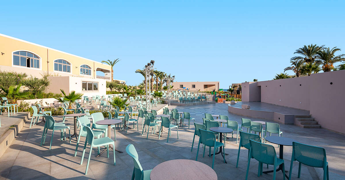 Een foto van het terras bij Horizon Beach Resort