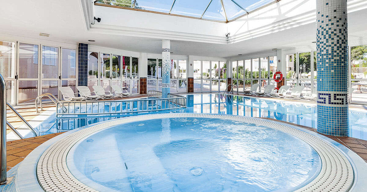 Een foto van het zwembad bij Invisa Hotel Club Cala Blanca
