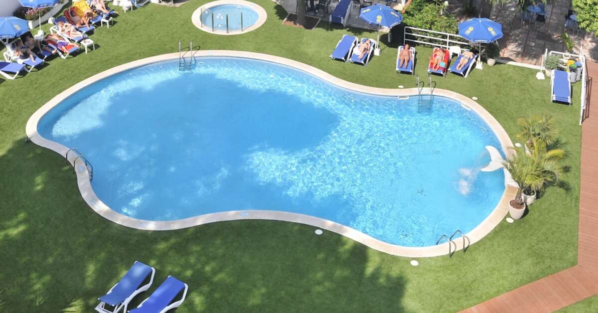 Een foto van het zwembad bij GHT Balmes Hotel Aparthotel & Splash