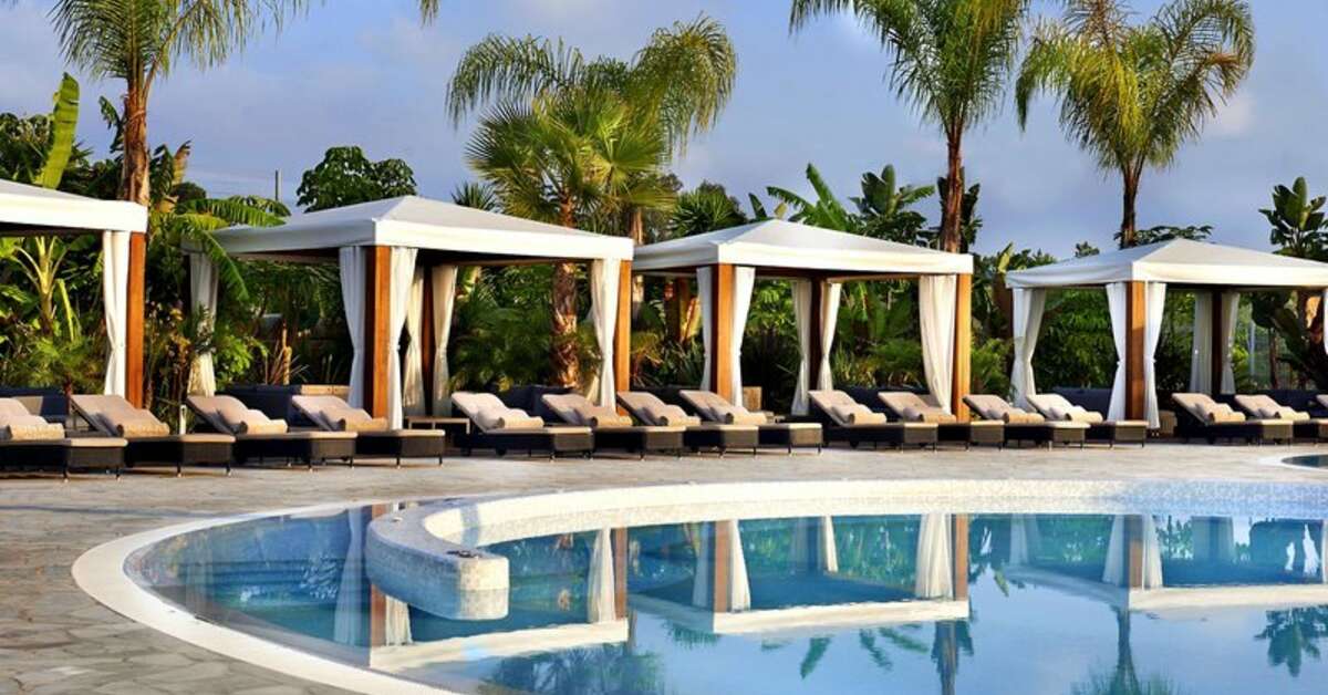 Een foto van het zwembad bij Conrad Algarve