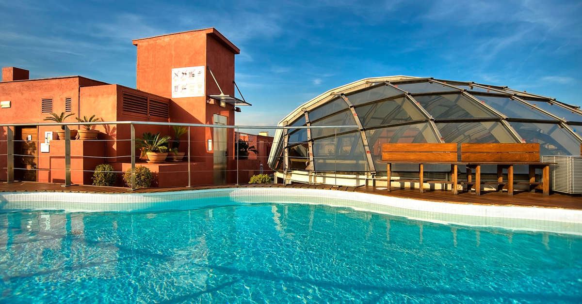 Een foto van het zwembad bij Silken Gran Havana Hotel