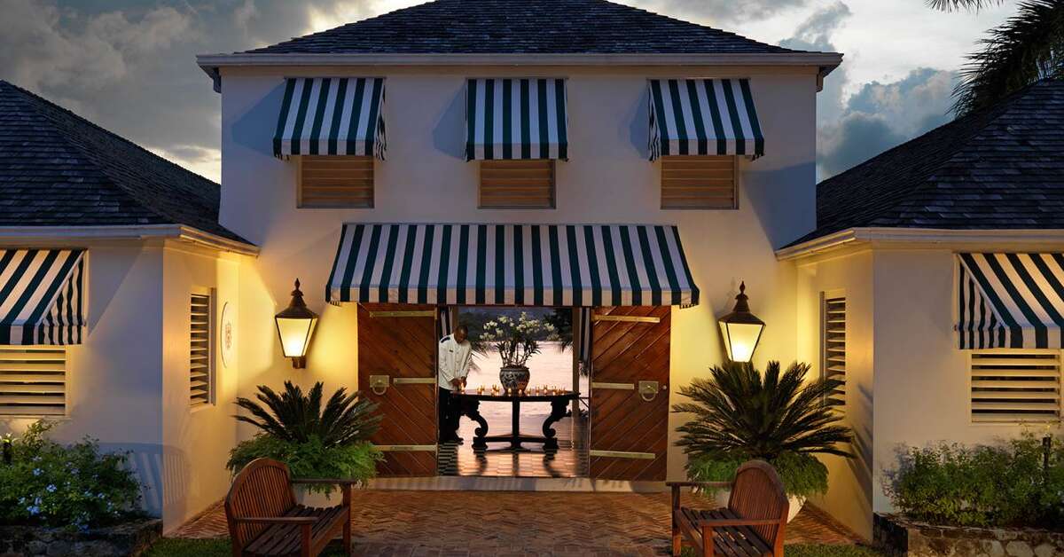 Een foto van de buitenkant van Round Hill Hotel & Villas
