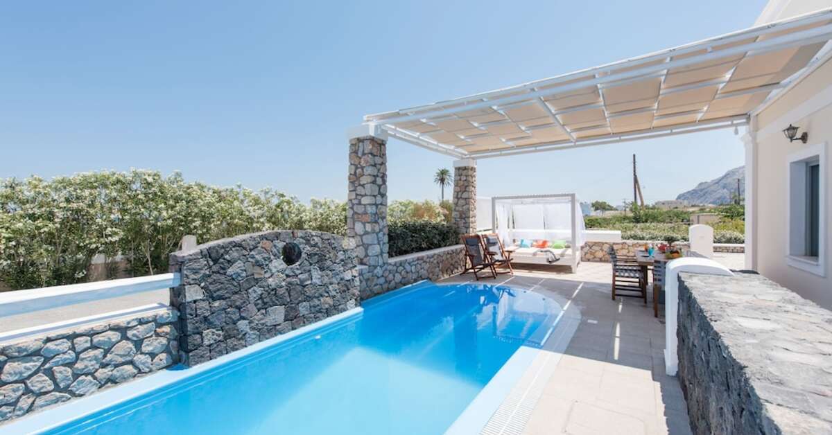 Een foto van het zwembad bij Secret Earth Santorini