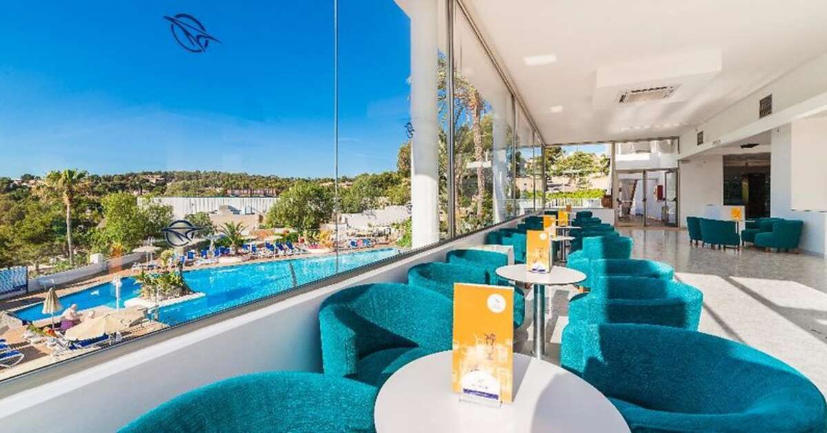 Een foto van het terras bij Globales Mimosa