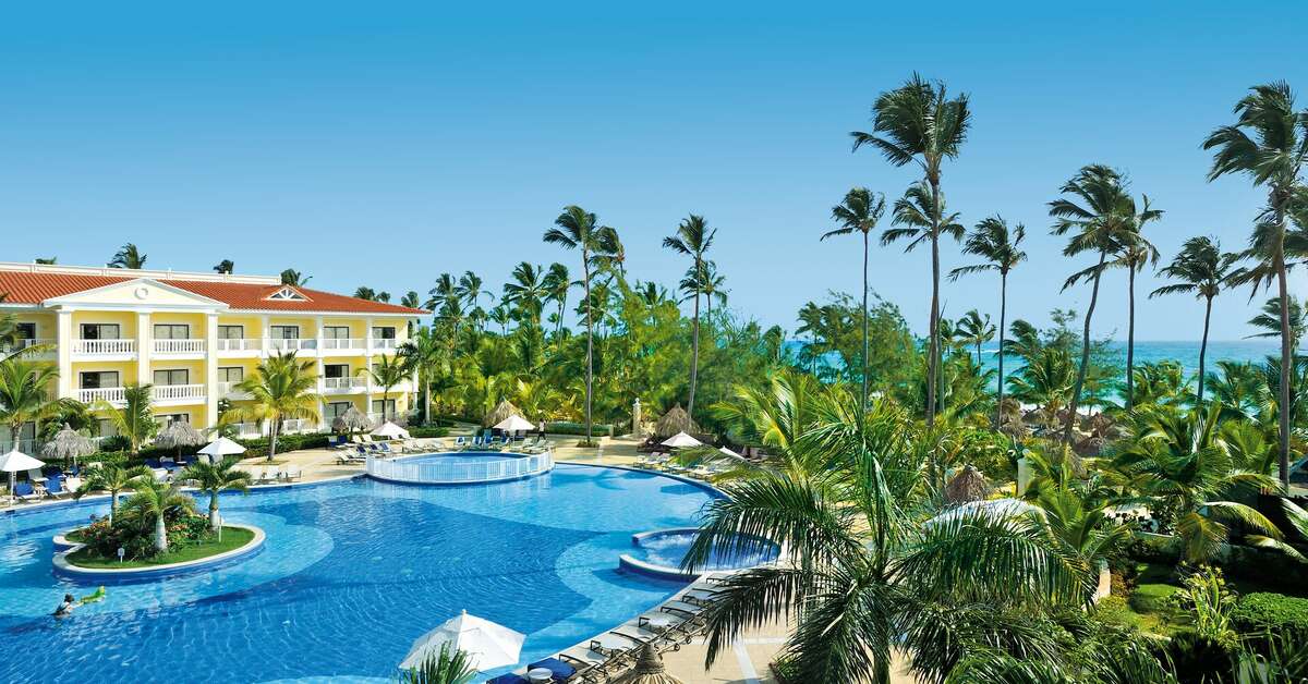 Een foto van het zwembad bij Luxury Bahia Principe Esmeralda