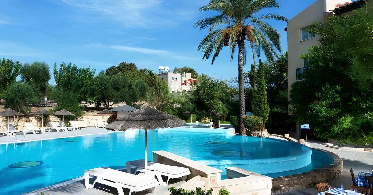 Een foto van het zwembad bij Basilica Holiday Resort