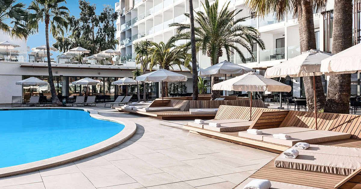 Ein Foto vom Pool im Hotel Bordoy Alcudia Port Suites