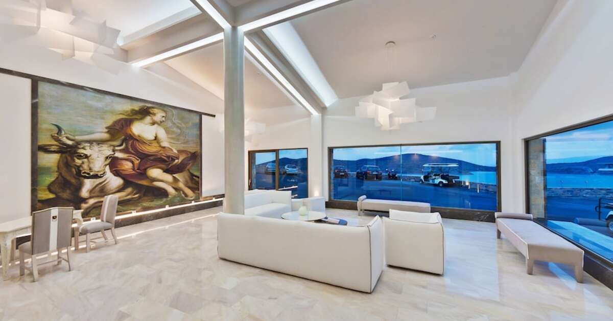 Een foto van het interieur van Royal Marmin Bay Boutique & Art Hotel