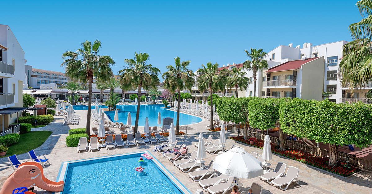 Een foto van het zwembad bij Barut B Suites