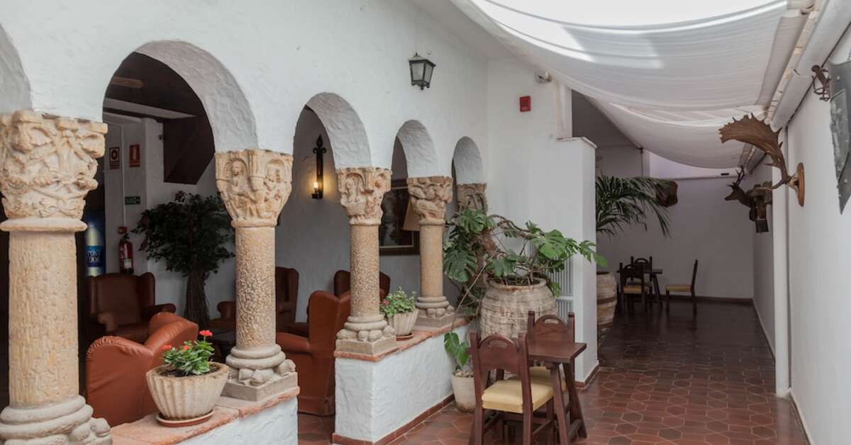 Een foto van de buitenkant van Hotel El Cid