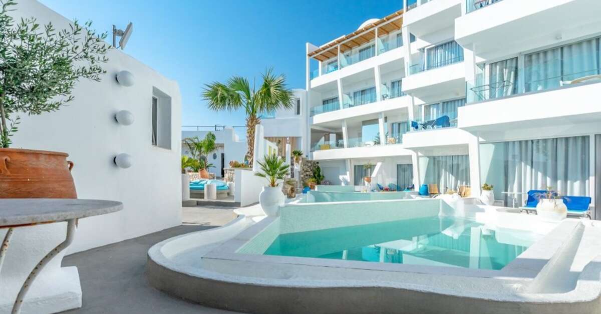 Een foto van het zwembad bij Kouros Home