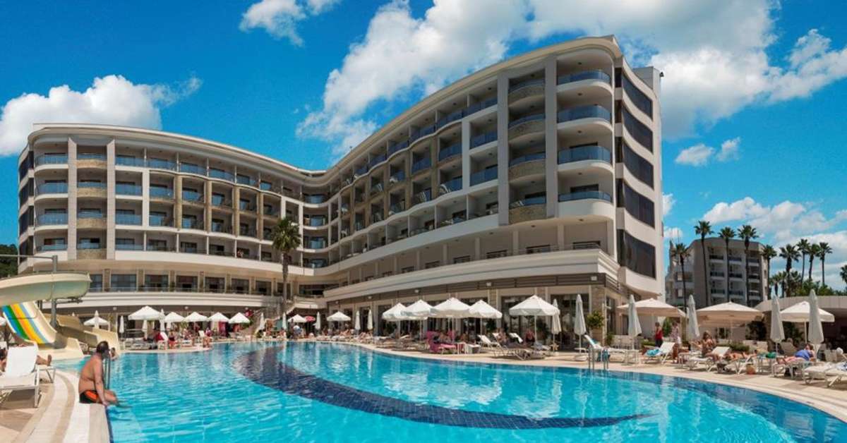 Een foto van het zwembad bij Hotel Golden Rock Beach