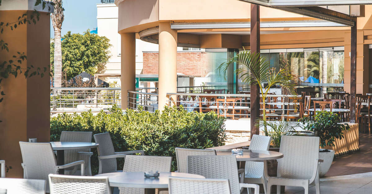 Een foto van het terras bij Chrispy Waterpark Resort