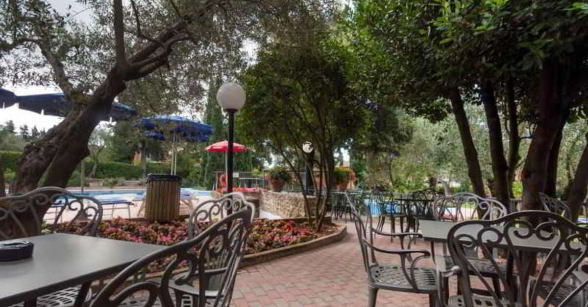 Een foto van het terras bij Hotel Villa Paradiso Village
