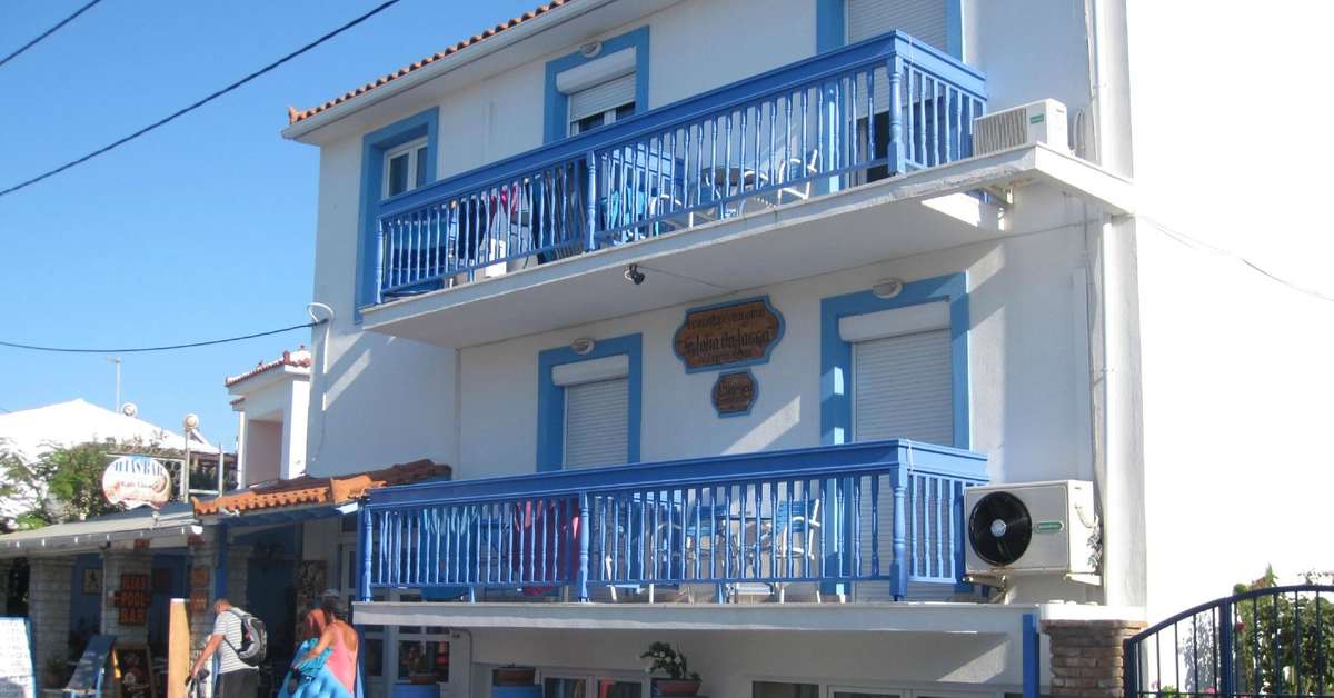 Een foto van de buitenkant van Blue Sea Hotel