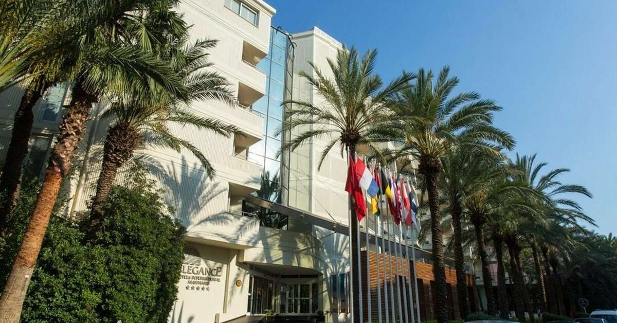 Een foto van de buitenkant van Hotel Elegance