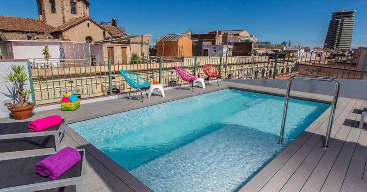 Een foto van het zwembad bij Leonardo Hotel Barcelona Las Ramblas