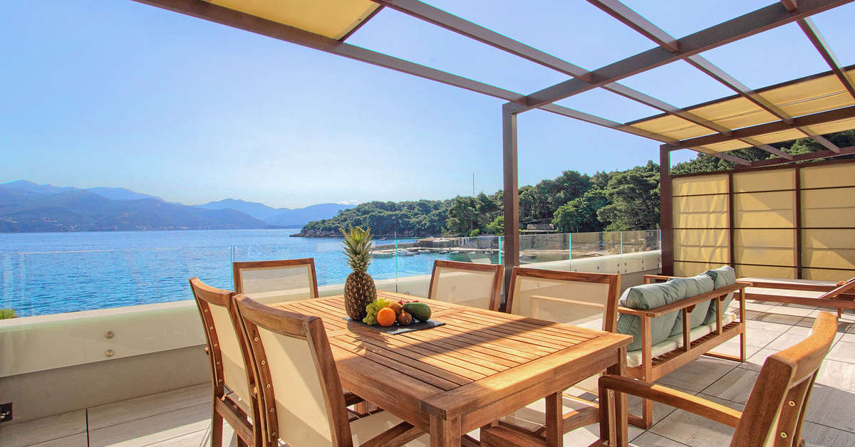 Een foto van het terras bij Kalamota Beach House