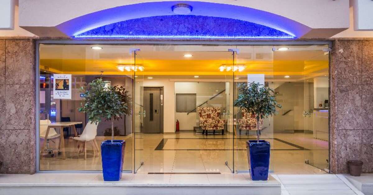 Een foto van de buitenkant van Sergios Hotel