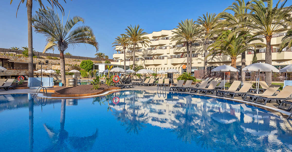 Een foto van het zwembad bij Barcelo Corralejo Bay