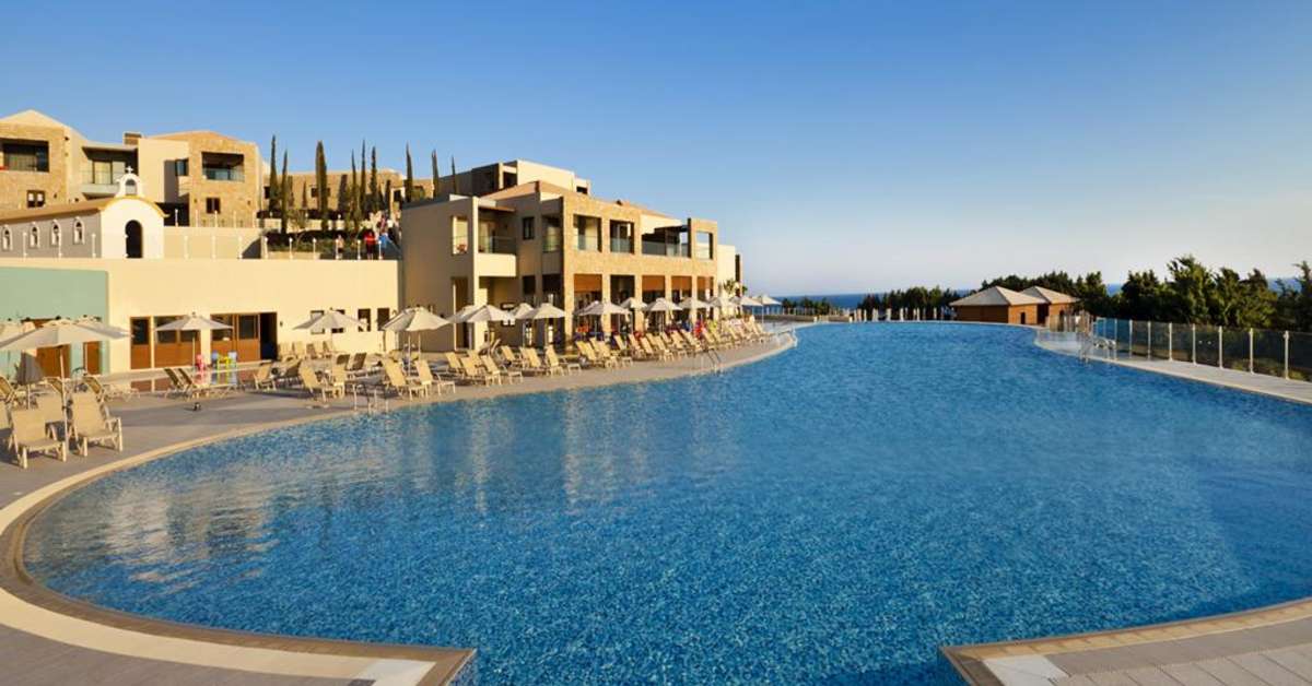 Een foto van het zwembad bij Blue Lagoon Village