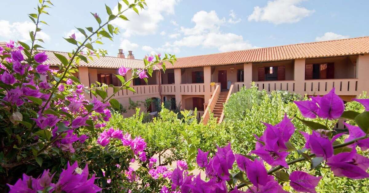 Ein Foto von der Außenansicht des Club Esse Cala Bitta