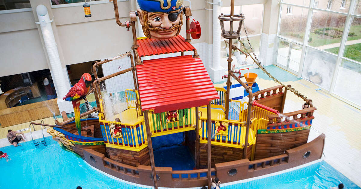 Een foto van het zwembad bij Explorers Hotel