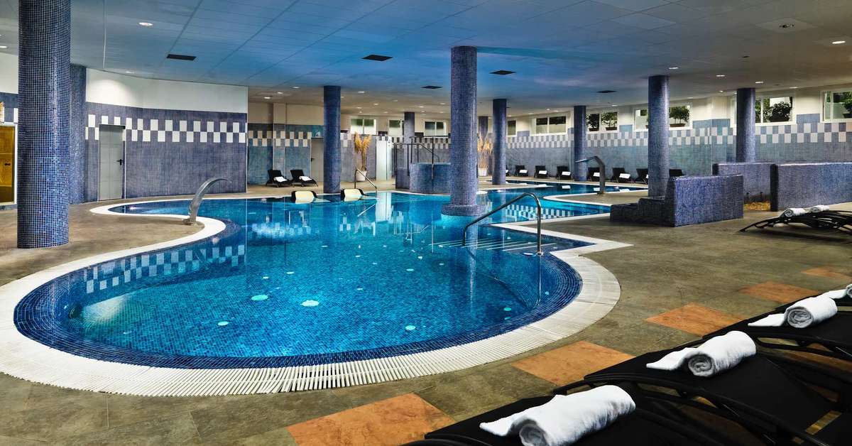 Een foto van het zwembad bij H10 Estepona Palace
