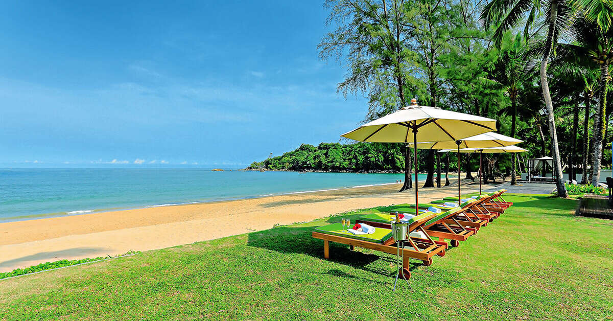 Ein Foto von der Terrasse im The Briza Beach Resort Khao Lak