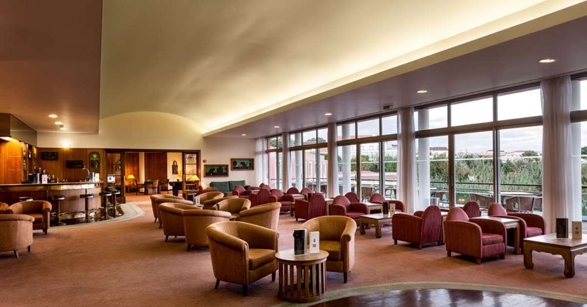 Een foto van het interieur van Terceira Mar Hotel