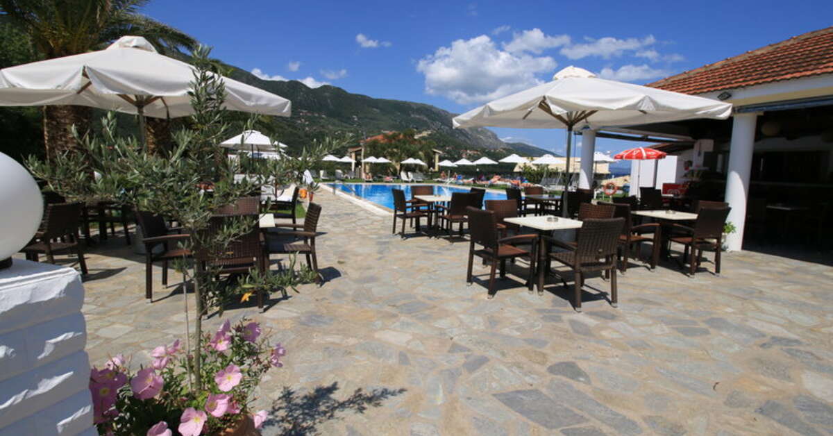 Een foto van het terras bij Hotel Yannis Corfu