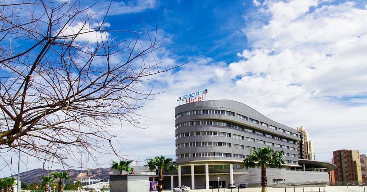 Een foto van de buitenkant van La Estacion Hotel