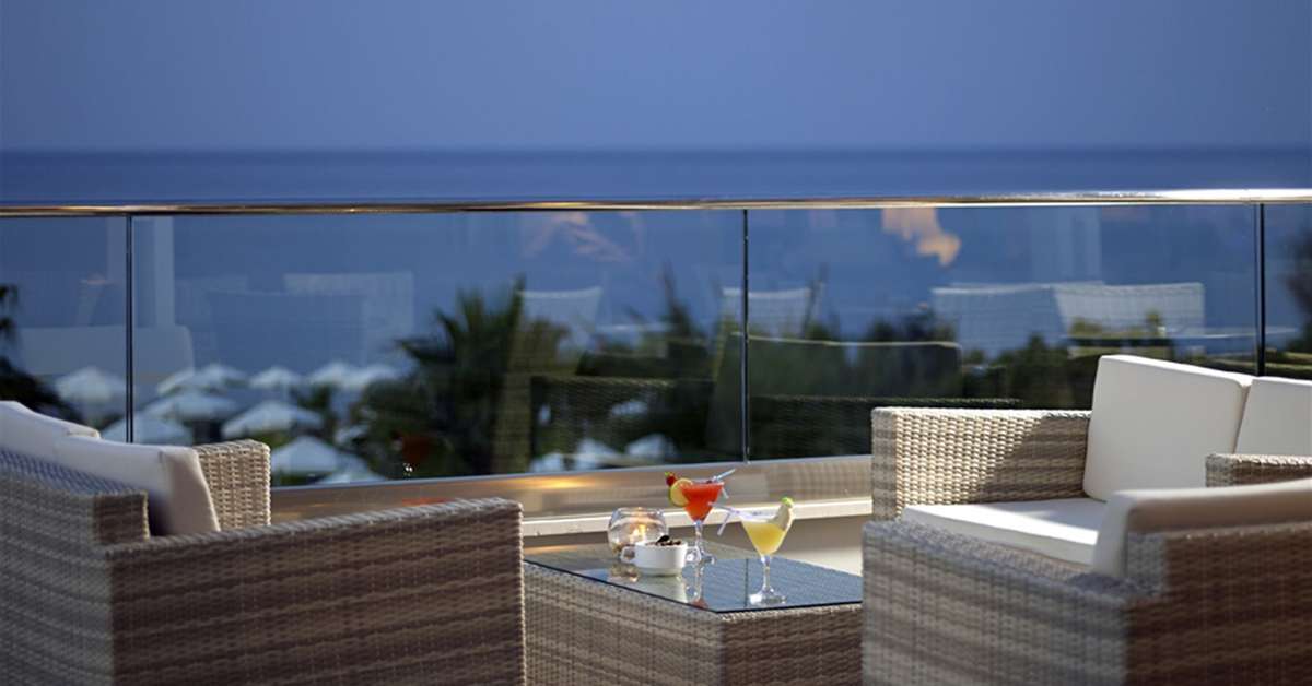 Een foto van het terras bij TUI Blue Atlantica Sea Breeze