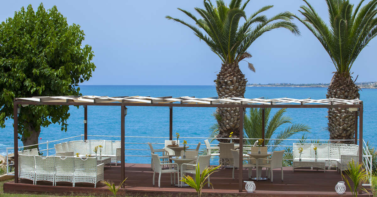 Een foto van het terras bij Hotel Queens Bay