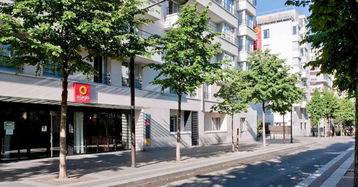 Een foto van de buitenkant van Aparthotel Adagio Paris Buttes Chaumont