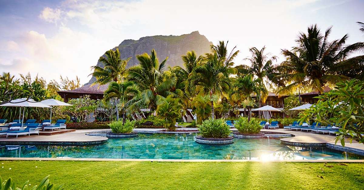 Een foto van het zwembad bij LUX Le Morne