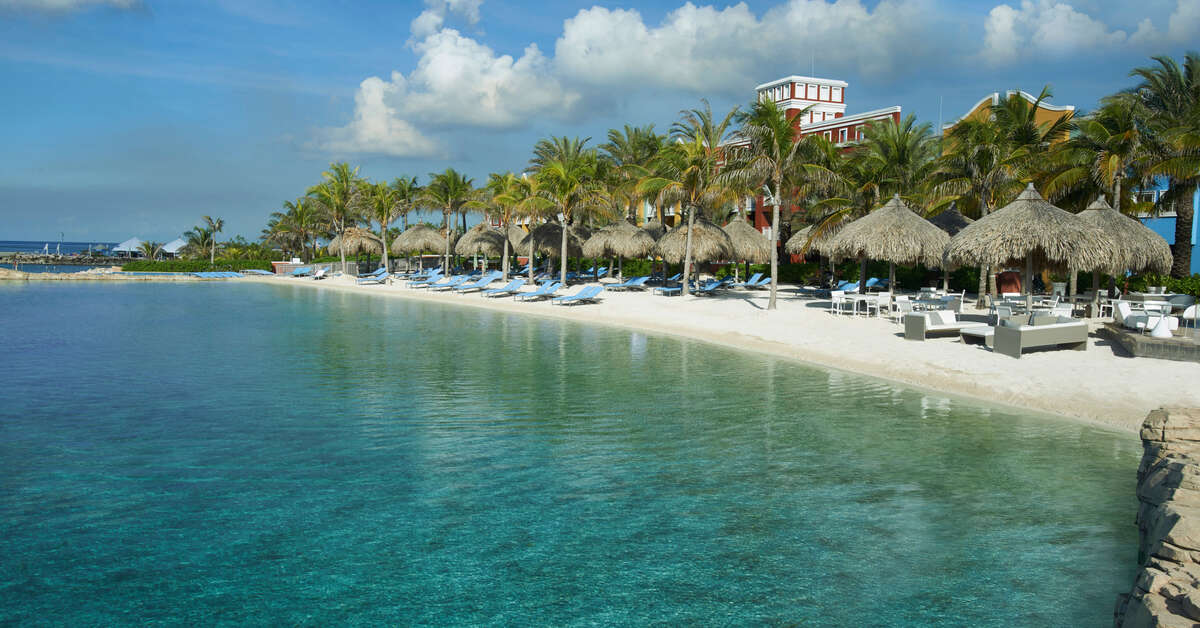 Een foto van het zwembad bij Renaissance Wind Creek Curacao Resort
