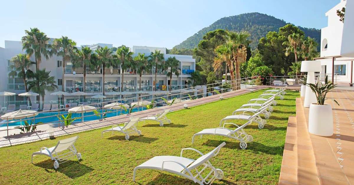 Een foto van het terras bij Grupotel Ibiza Beach Resort