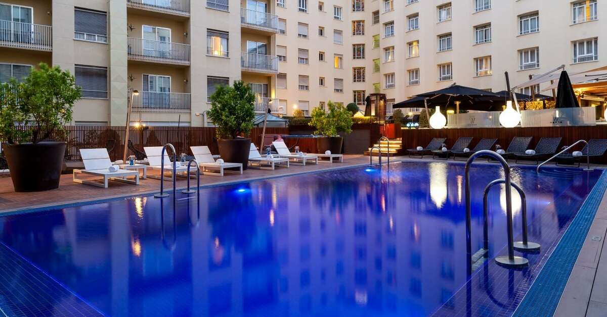 Een foto van het zwembad bij Wellington Hotel