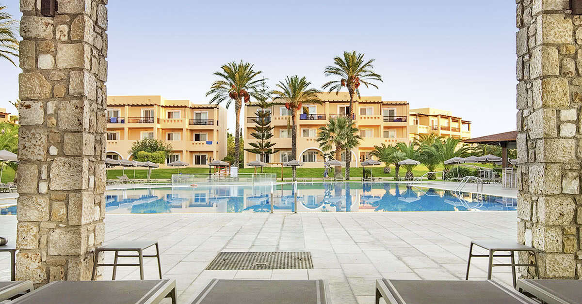 Een foto van het zwembad bij Horizon Beach Resort
