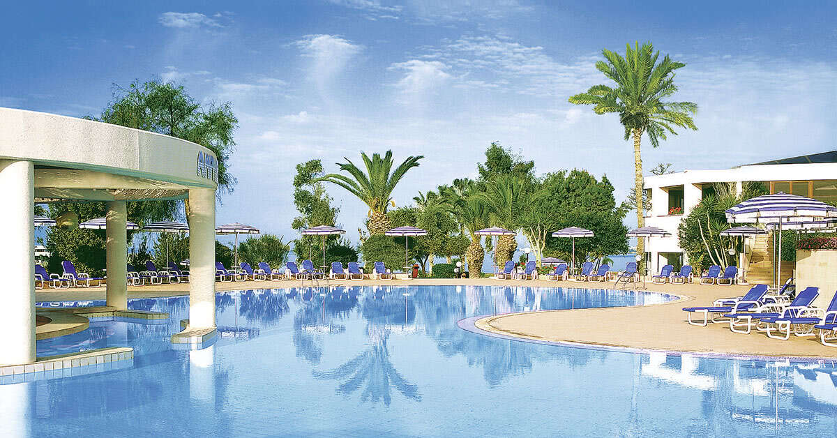 Een foto van het zwembad bij St. Raphael Resort