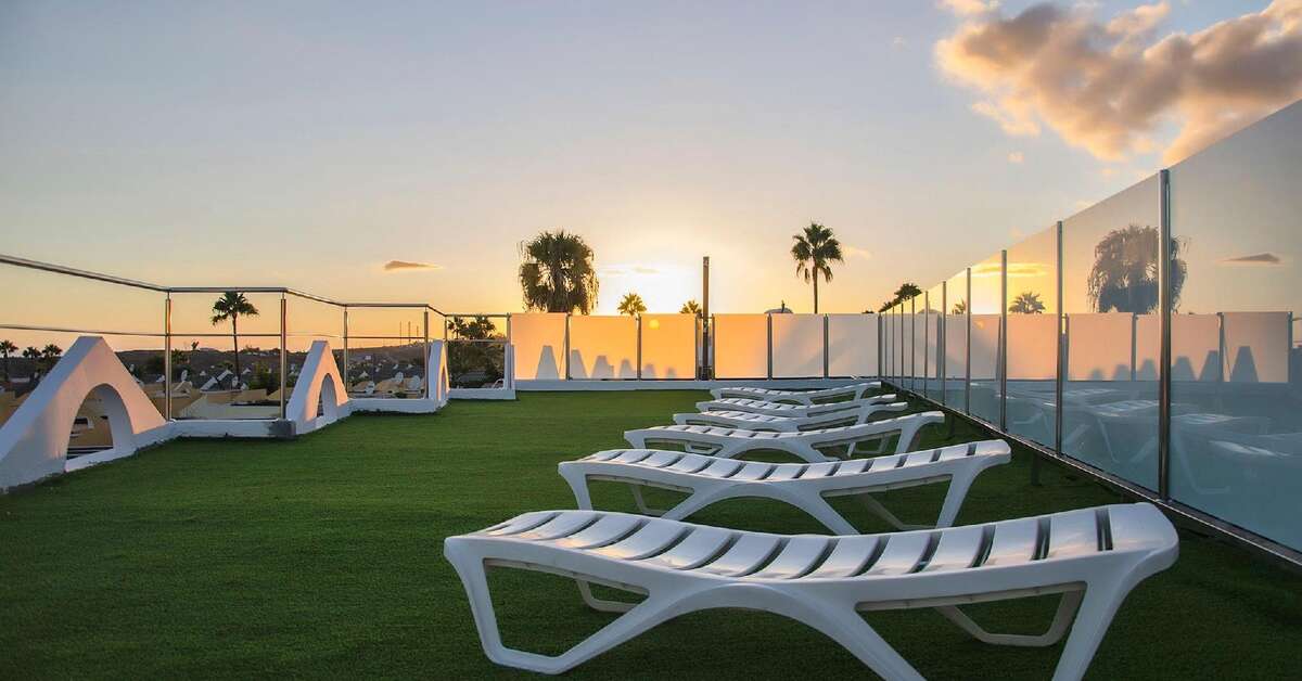 Een foto van het terras bij Vista Bonita LGTBIQ+ Resort