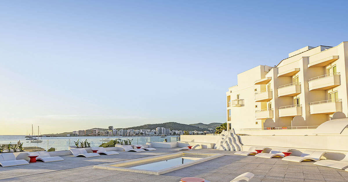 Een foto van het terras bij THB Naeco Ibiza