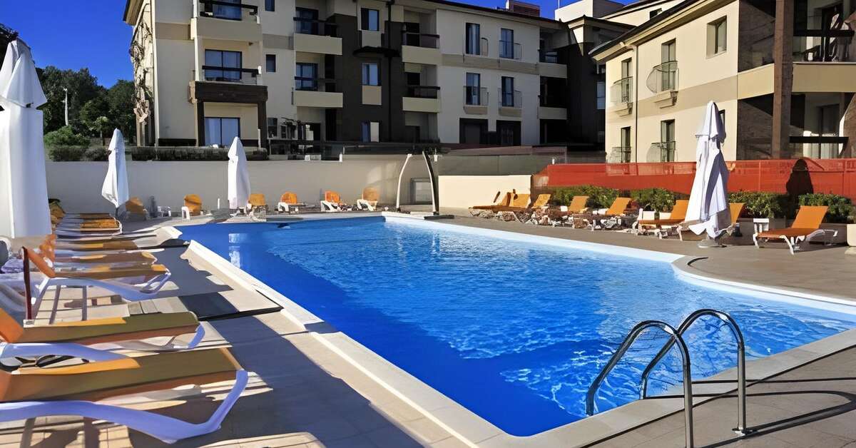 Een foto van het zwembad bij Blue Waves Resort