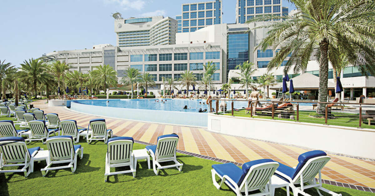Een foto van het zwembad bij Beach Rotana