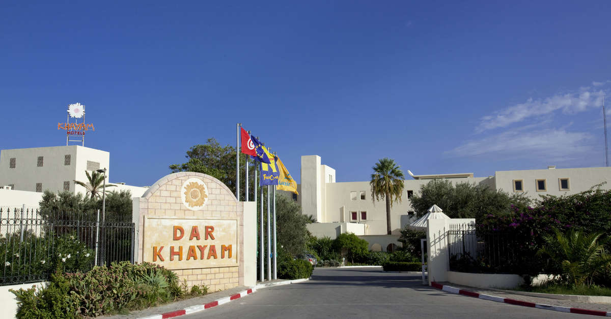 Ein Foto von der Außenansicht des Hotel Dar Khayam