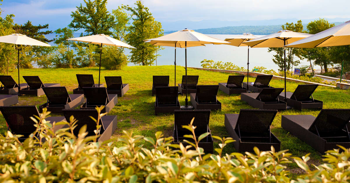 Een foto van het terras bij Blue Waves Resort