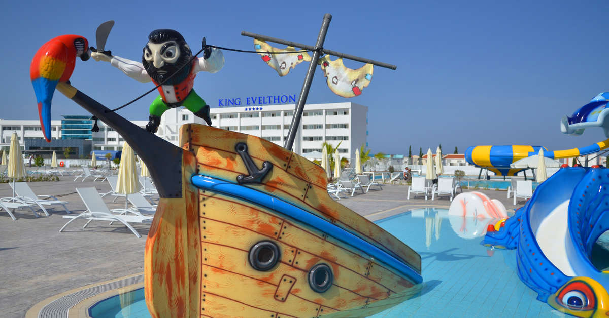 Een foto van het zwembad bij The King Evelthon Beach Hotel & Resort